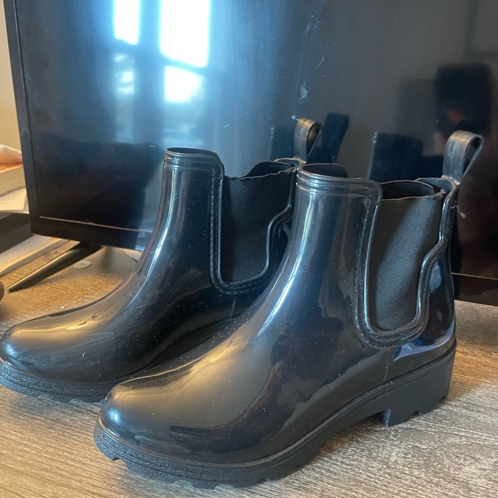 Capelli of New York Black Ankle Boots with Glossy Finish